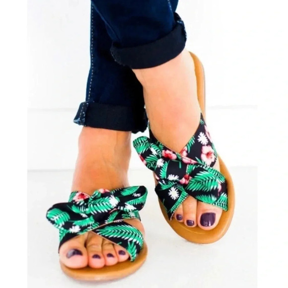 NEW Qupid Green and Black Floral slip on sandals Size 6 - Picture 1 of 3